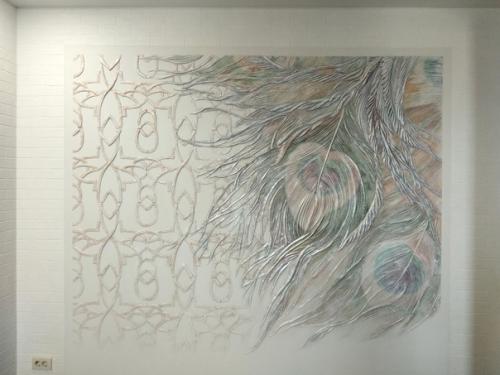 Я редко делаю цветные барельефы, чаще всего они тонируются в монохром, но этот интерьер просил именно такого. 02