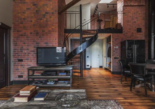 Интерьер квартиры в стиле лофт: двухуровневое пространство для холостяка. 01