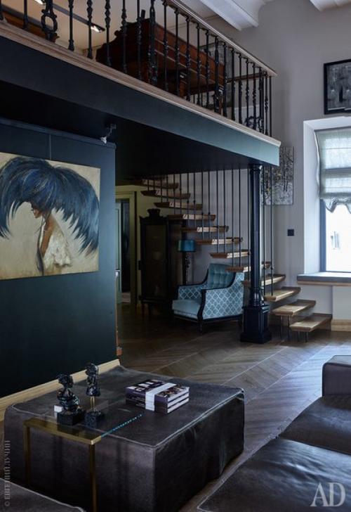 Архитектор Елена лукинская превратила трехэтажную квартиру в арбатских переулках в арт - пространство, в котором она живет и работает. 01