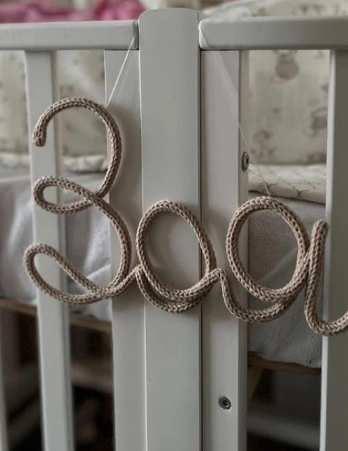 Вы спрашивали как эти вязаные имена смотрятся в интерьере и вот я нашла несколько примеров на просторах интернета. 05