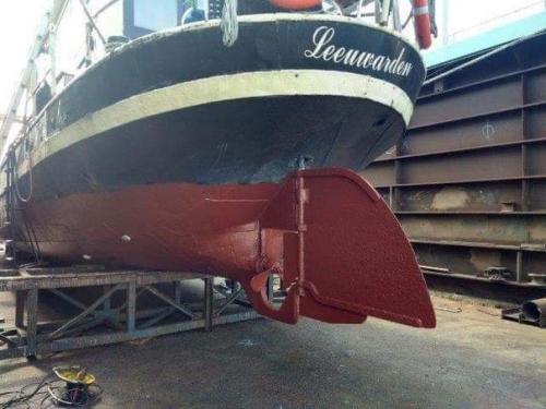 Эта голландская баржа размером 21 х 4 м зарегистрирована в Великобритании, но в настоящее время находится в гронингене, Нидерланды. 09