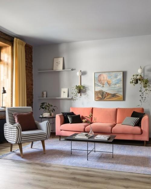 Интерьер с историей и интересными дизайнерскими фишками: например, ванна здесь стоит в спальне, а детская отгорожена стеклянной перегородкой. 03