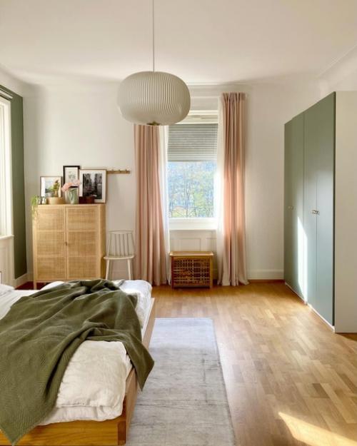 Современная квартира с винтажной мебелью, растениями и красивыми зелеными стенами в детской комнате и спальне. 04