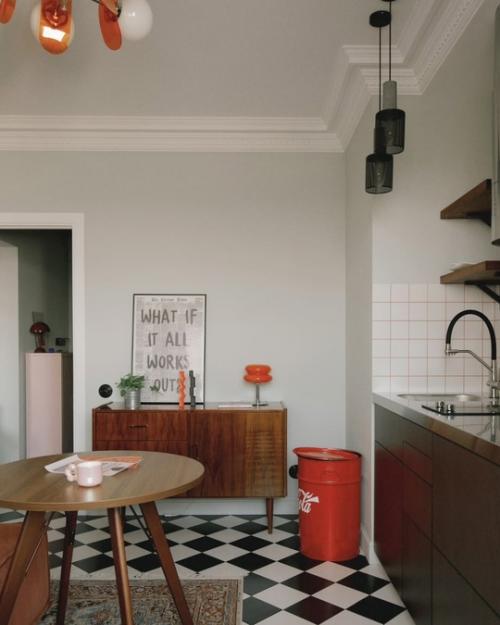 Яркая квартира с картинами и граффити для молодой семейной пары с домашними питомцами. 02