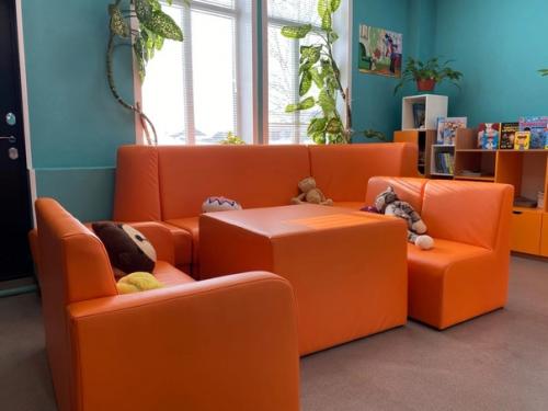 Когда за окном пасмурно и грустно, идёт дождь или валит хлопьями снег, я точно знаю, где всегда тепло - в ломоватской библиотеке. 03