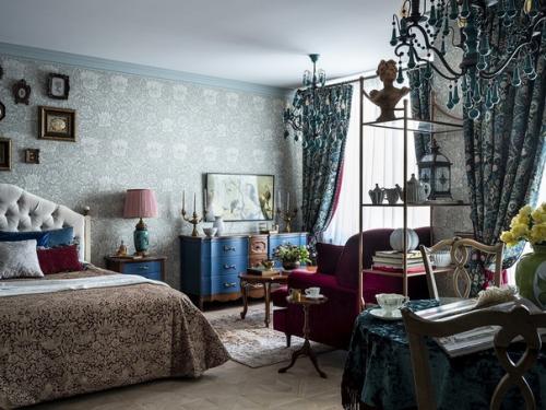 Однушка 46 квадратных метров в Москве с необычным дизайном и антиквариатом. 02