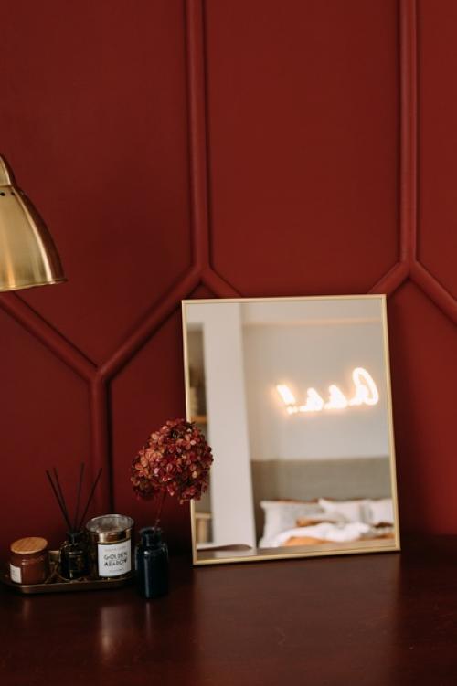 Это стильное зеркало оформлено в современном дизайне, который подойдет к любому интерьеру, добавив в него изысканности и элегантности. 02