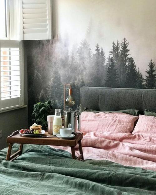 Интересный вариант для интерьера спальни спальня с фотообоями и зелеными тонами в дизайне. 02