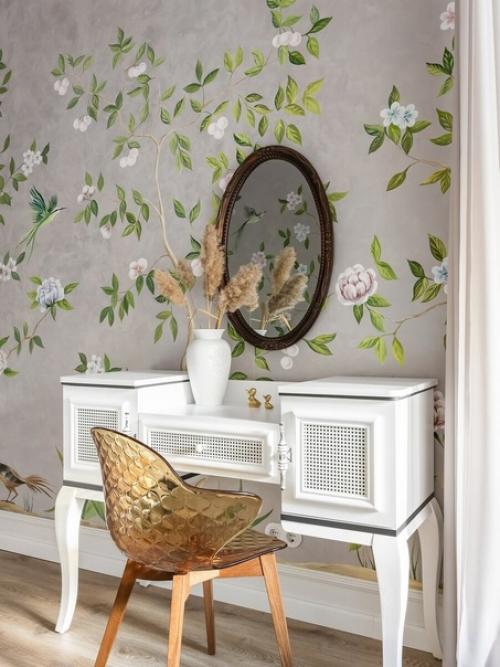 Интерьер с историей и интересными дизайнерскими фишками: например, ванна здесь стоит в спальне, а детская отгорожена стеклянной перегородкой. 08