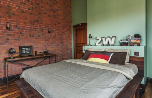 Интерьер квартиры в стиле лофт: двухуровневое пространство для холостяка. 05