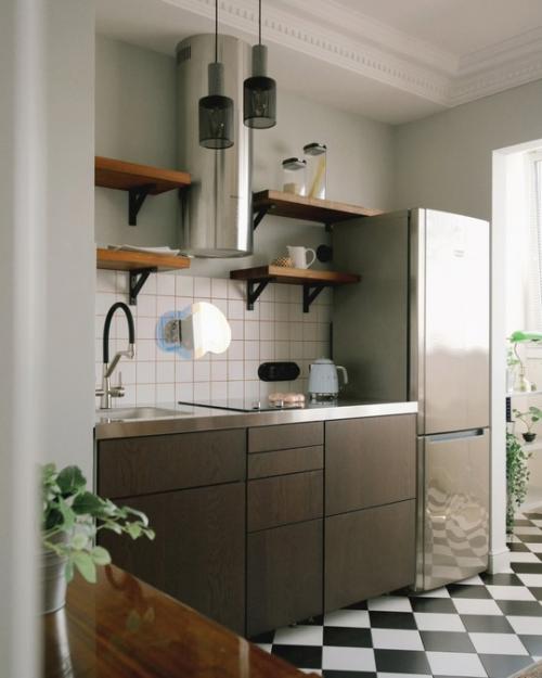 Яркая квартира с картинами и граффити для молодой семейной пары с домашними питомцами. 01