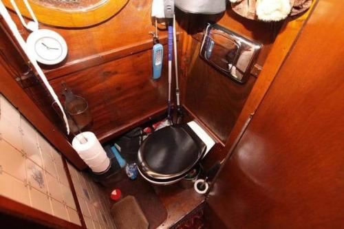 Эта голландская баржа размером 21 х 4 м зарегистрирована в Великобритании, но в настоящее время находится в гронингене, Нидерланды. 08