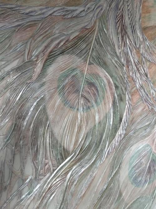 Я редко делаю цветные барельефы, чаще всего они тонируются в монохром, но этот интерьер просил именно такого. 05