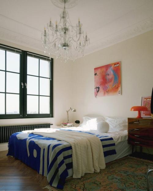 Яркая квартира с картинами и граффити для молодой семейной пары с домашними питомцами. 03