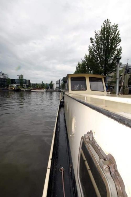 Эта голландская баржа размером 21 х 4 м зарегистрирована в Великобритании, но в настоящее время находится в гронингене, Нидерланды. 02