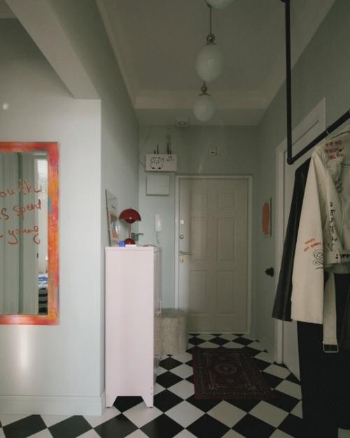 Яркая квартира с картинами и граффити для молодой семейной пары с домашними питомцами. 07