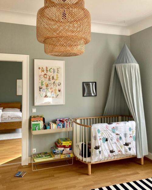 Современная квартира с винтажной мебелью, растениями и красивыми зелеными стенами в детской комнате и спальне. 08