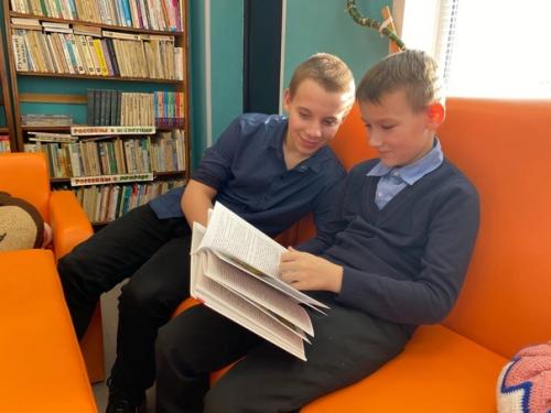 Когда за окном пасмурно и грустно, идёт дождь или валит хлопьями снег, я точно знаю, где всегда тепло - в ломоватской библиотеке. 01