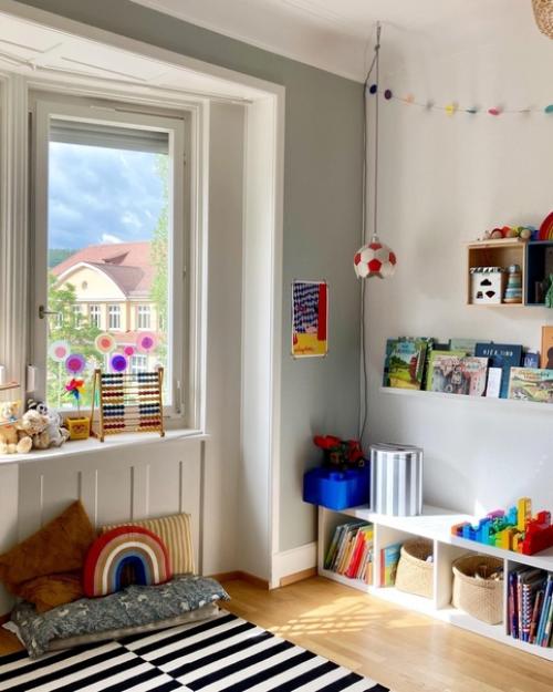 Современная квартира с винтажной мебелью, растениями и красивыми зелеными стенами в детской комнате и спальне. 07