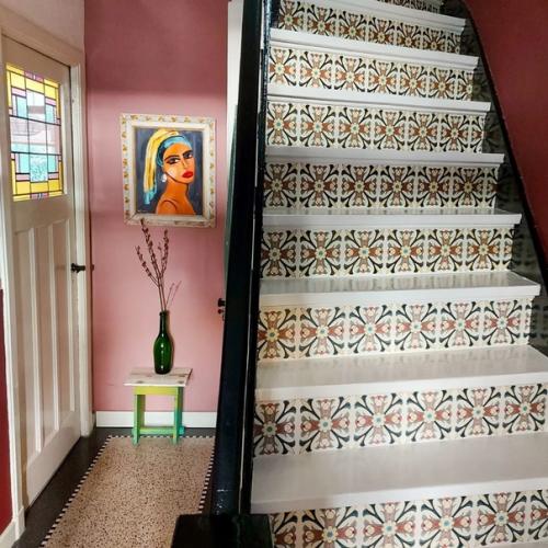 Дизайнер интерьера Элла влуг создает атмосферу своего эклектичного дома с помощью предметов искусства и различных элементов интерьера. 04