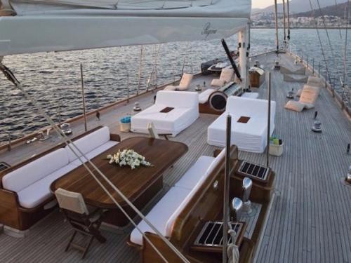 Роскошную яхту Джеймса Бонда выставили на продажу за 9, 4 млн долларов. 08