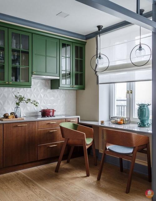 Яркий, колоритный интерьер кухни, объединенной с гостиной. 02