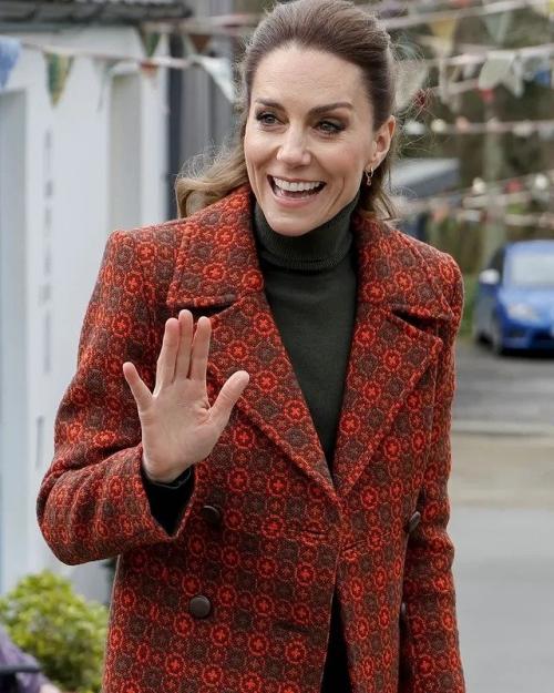 Кейт миддлтон Странное пальто из бабушкиного сундука надела. 05