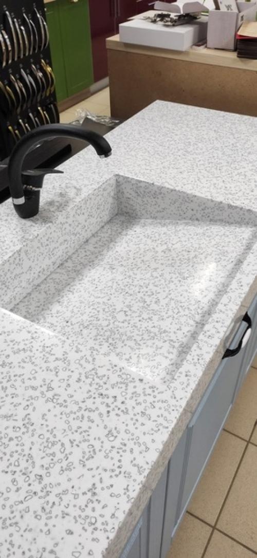 Дизайн ванной комнаты её небольшими размерами осложняется. 01