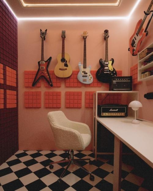 Яркая квартира с картинами и граффити для молодой семейной пары с домашними питомцами. 06