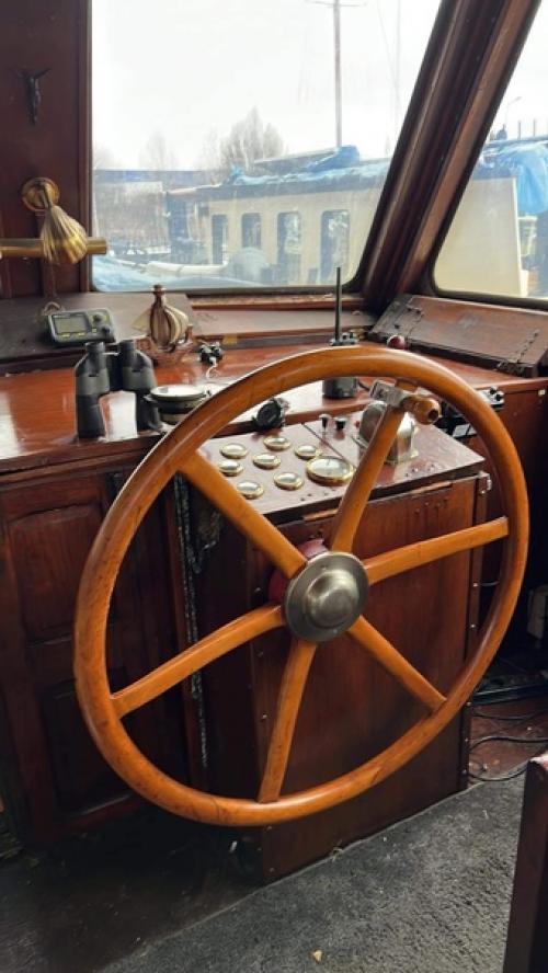 Эта голландская баржа размером 21 х 4 м зарегистрирована в Великобритании, но в настоящее время находится в гронингене, Нидерланды. 03