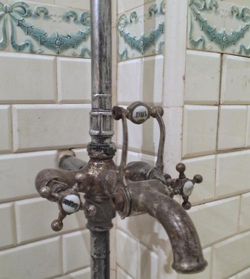 Про воссозданную ванную комнату начала XX века в одной старой петербургской квартире. 02