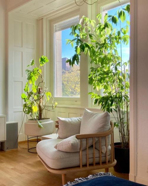 Современная квартира с винтажной мебелью, растениями и красивыми зелеными стенами в детской комнате и спальне. 06