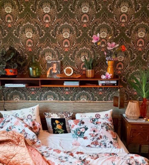 Дизайнер интерьера Элла влуг создает атмосферу своего эклектичного дома с помощью предметов искусства и различных элементов интерьера. 02