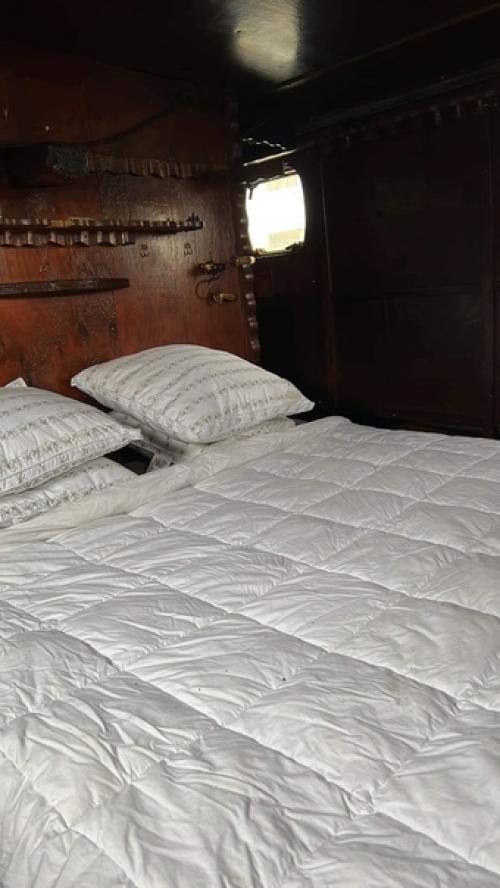 Эта голландская баржа размером 21 х 4 м зарегистрирована в Великобритании, но в настоящее время находится в гронингене, Нидерланды. 06