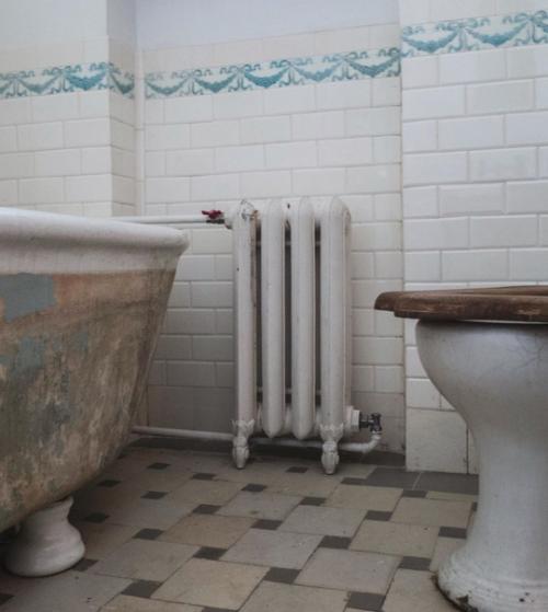 Про воссозданную ванную комнату начала XX века в одной старой петербургской квартире. 01