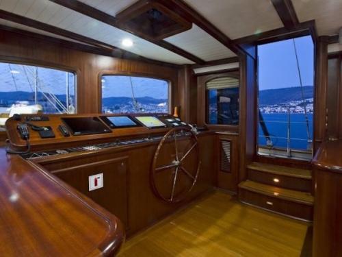 Роскошную яхту Джеймса Бонда выставили на продажу за 9, 4 млн долларов. 06