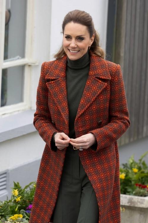 Кейт миддлтон Странное пальто из бабушкиного сундука надела. 02