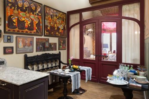 Квартира с антикварной мебелью и альфрейными росписями начала ХХ века. 01