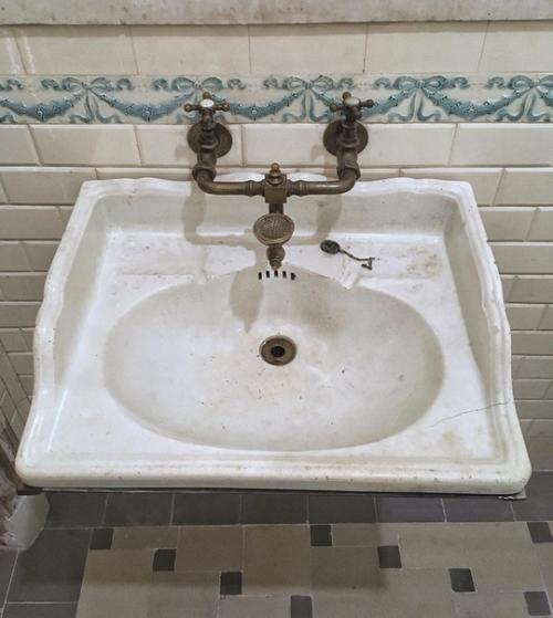 Про воссозданную ванную комнату начала XX века в одной старой петербургской квартире. 03