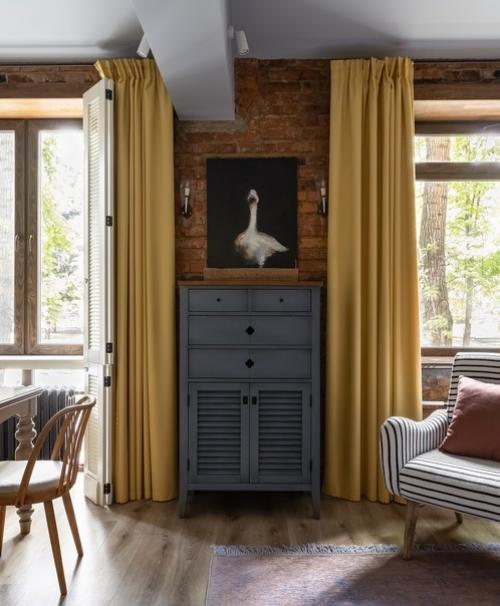 Интерьер с историей и интересными дизайнерскими фишками: например, ванна здесь стоит в спальне, а детская отгорожена стеклянной перегородкой. 02