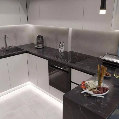 Кухня - гостиная с отличным решением по разделению зон. 01