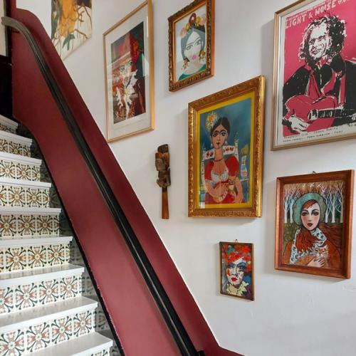 Дизайнер интерьера Элла влуг создает атмосферу своего эклектичного дома с помощью предметов искусства и различных элементов интерьера. 05