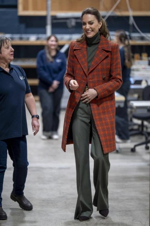 Кейт миддлтон Странное пальто из бабушкиного сундука надела. 03