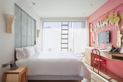 Дизайн интерьера спальни в розовых тонах. 08