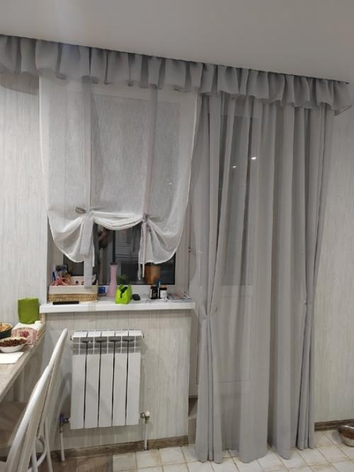 Льняные занавески можно вешать в любых помещениях, в том числе на кухне и балконе. 01