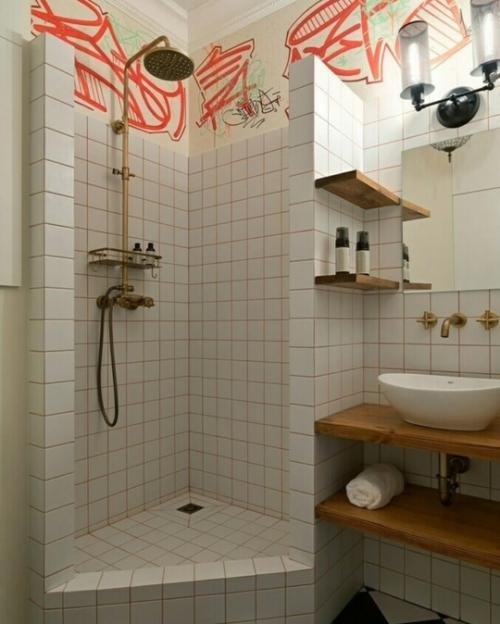 Яркая квартира с картинами и граффити для молодой семейной пары с домашними питомцами. 08