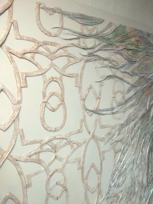 Я редко делаю цветные барельефы, чаще всего они тонируются в монохром, но этот интерьер просил именно такого. 04