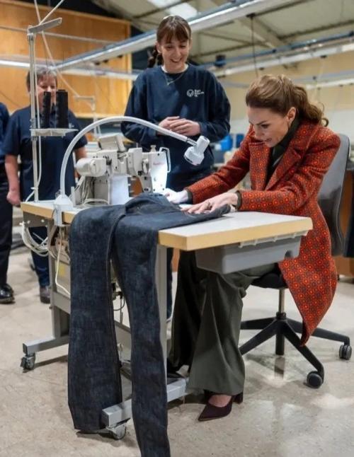 Кейт миддлтон Странное пальто из бабушкиного сундука надела. 09