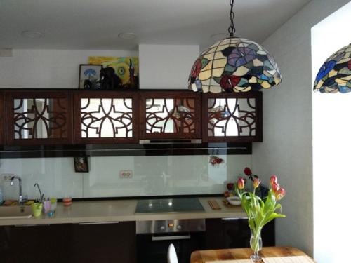 Я редко делаю цветные барельефы, чаще всего они тонируются в монохром, но этот интерьер просил именно такого. 01