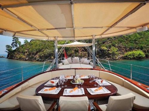 Роскошную яхту Джеймса Бонда выставили на продажу за 9, 4 млн долларов. 05